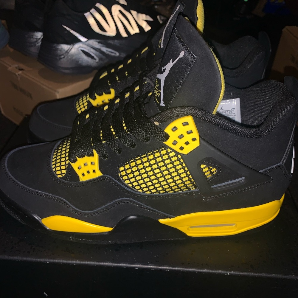 Air Jordan 4 Retro ‘Thunder’ 2023.      Size 8.5 US MEN